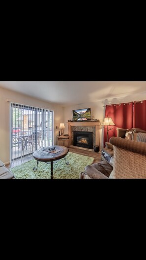 Smart TV, fireplace