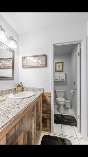 Secadora de cabello, toallas, jabón, shampoo 