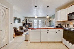 Interior - Stylish Mountain Condo w/Fireplace on Lake Dillon (Dillon)