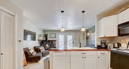 Stylish Mountain Condo w/Fireplace on Lake Dillon