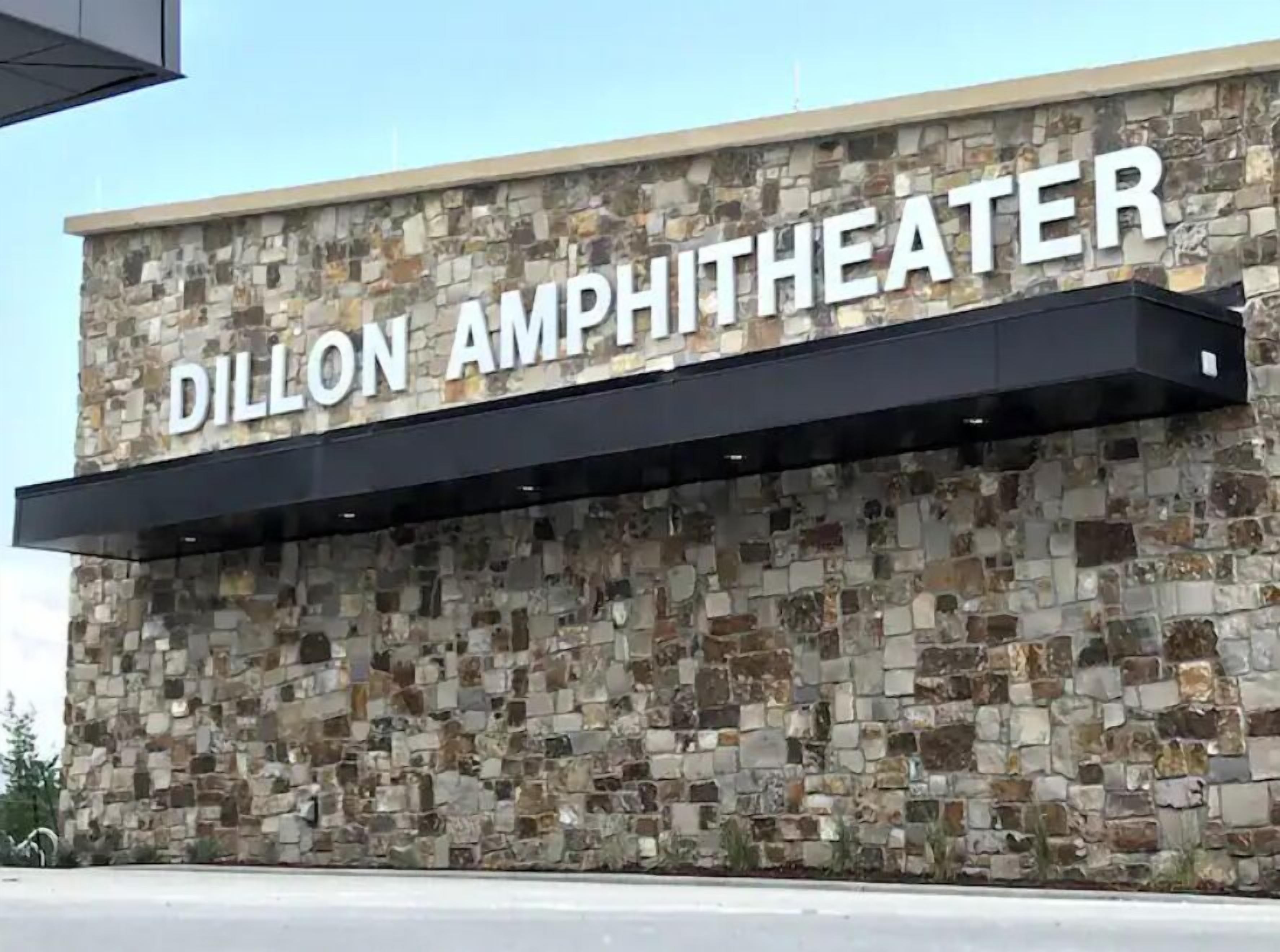 Rakennuksen nimi, »DILLON AMPHITHEATER», on kaiverrettu kiviseen julkisivuun.