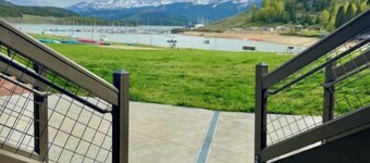 Stylish Mountain Condo w/Fireplace on Lake Dillon