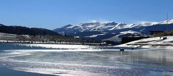 Stylish Mountain Condo w/Fireplace on Lake Dillon