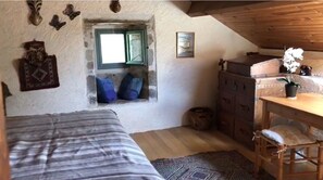 2 habitaciones, tabla de planchar con plancha y cuna de viaje 