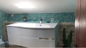 Baignoire, serviettes fournies, savon