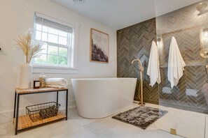 Combined shower/bathtub, hair dryer, towels, shampoo - Langford Creek Estate | Waterfront w/ HOT TUB + Deck! (Chestertown)