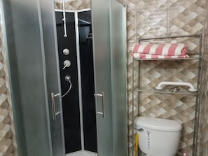 シャワー、ジェットバス、レインフォールシャワー、ヘアドライヤー