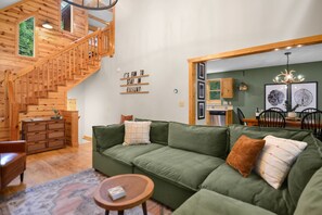 Smart TV, fireplace, video games, DVD player - Family Cabin Near Dwtn Ellijay - Hot Tub, Fire Pit, Screened Porches + Pools (Ellijay)