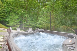 Outdoor spa tub - Family Cabin Near Dwtn Ellijay - Hot Tub, Fire Pit, Screened Porches + Pools (Ellijay)