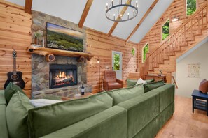 Smart TV, fireplace, video games, DVD player - Family Cabin Near Dwtn Ellijay - Hot Tub, Fire Pit, Screened Porches + Pools (Ellijay)