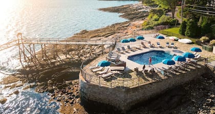 Bright Oceanview Lodge Room | Private Porch + Spa