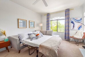 مكتب ومكواة/لوح كي وواي فاي مجانًا وملاءات أسرّة