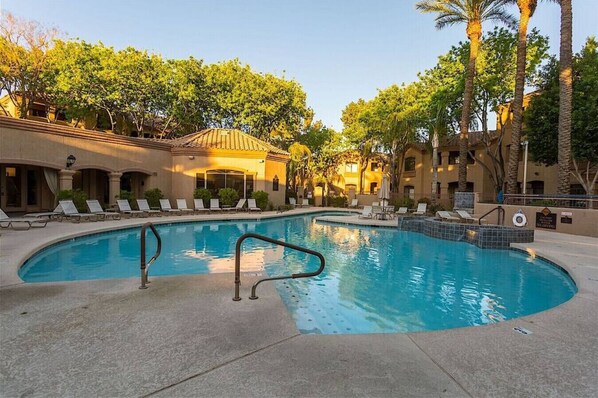A heated pool - Resort-style 1BR | Walkable | Putting Green | Pool (Scottsdale)