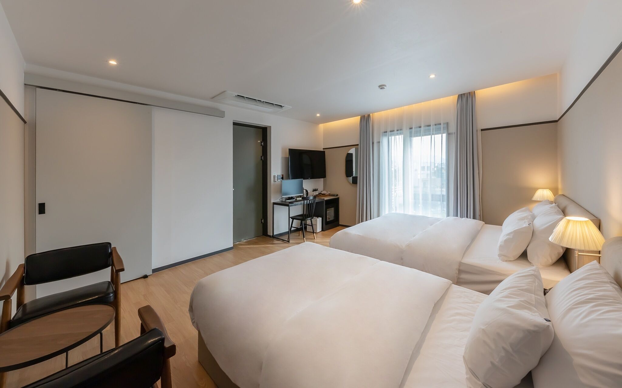room (deluxe twin*2 breakfast free* (twin b) | 1 bedroom, free wifi, bed sheets