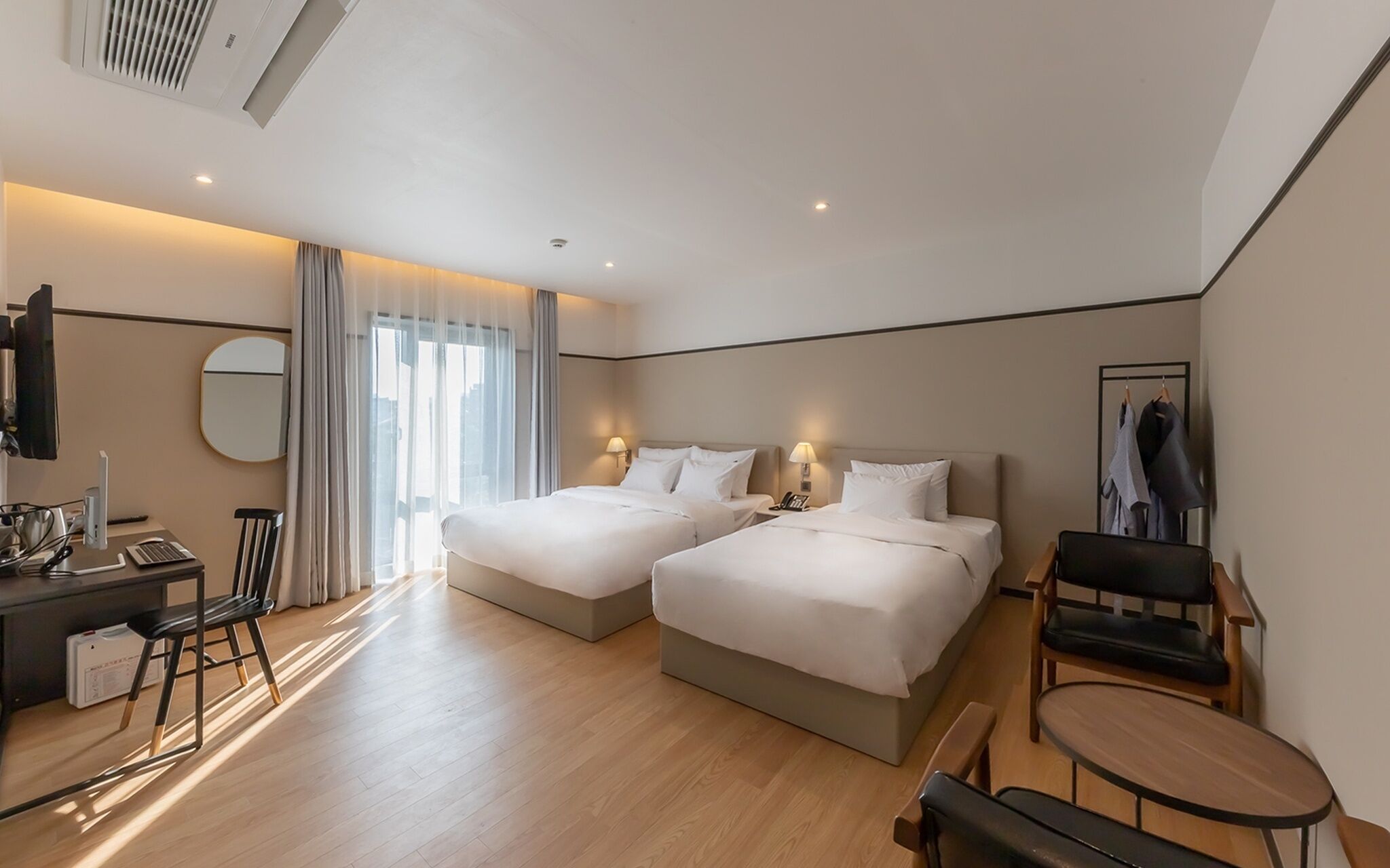 room (deluxe twin*2 breakfast free* (twin b) | 1 bedroom, free wifi, bed sheets