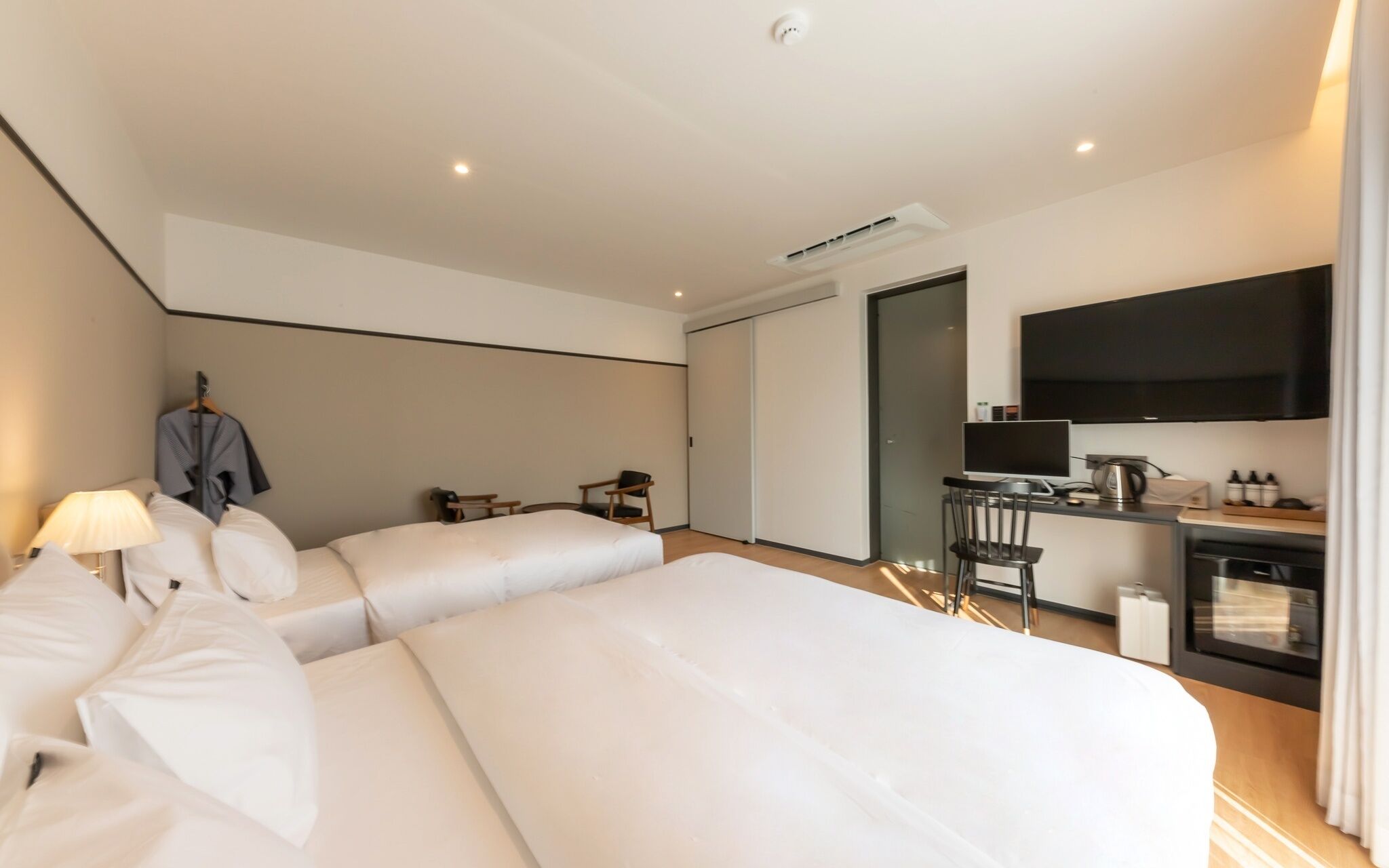 room (deluxe twin*2 breakfast free* (twin b) | 1 bedroom, free wifi, bed sheets