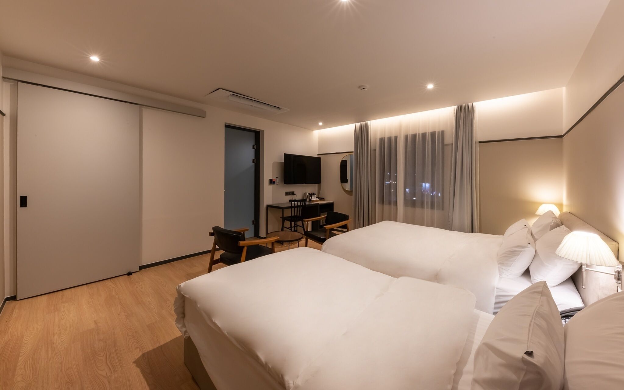 room (deluxe twin*2 breakfast free* (twin b) | 1 bedroom, free wifi, bed sheets