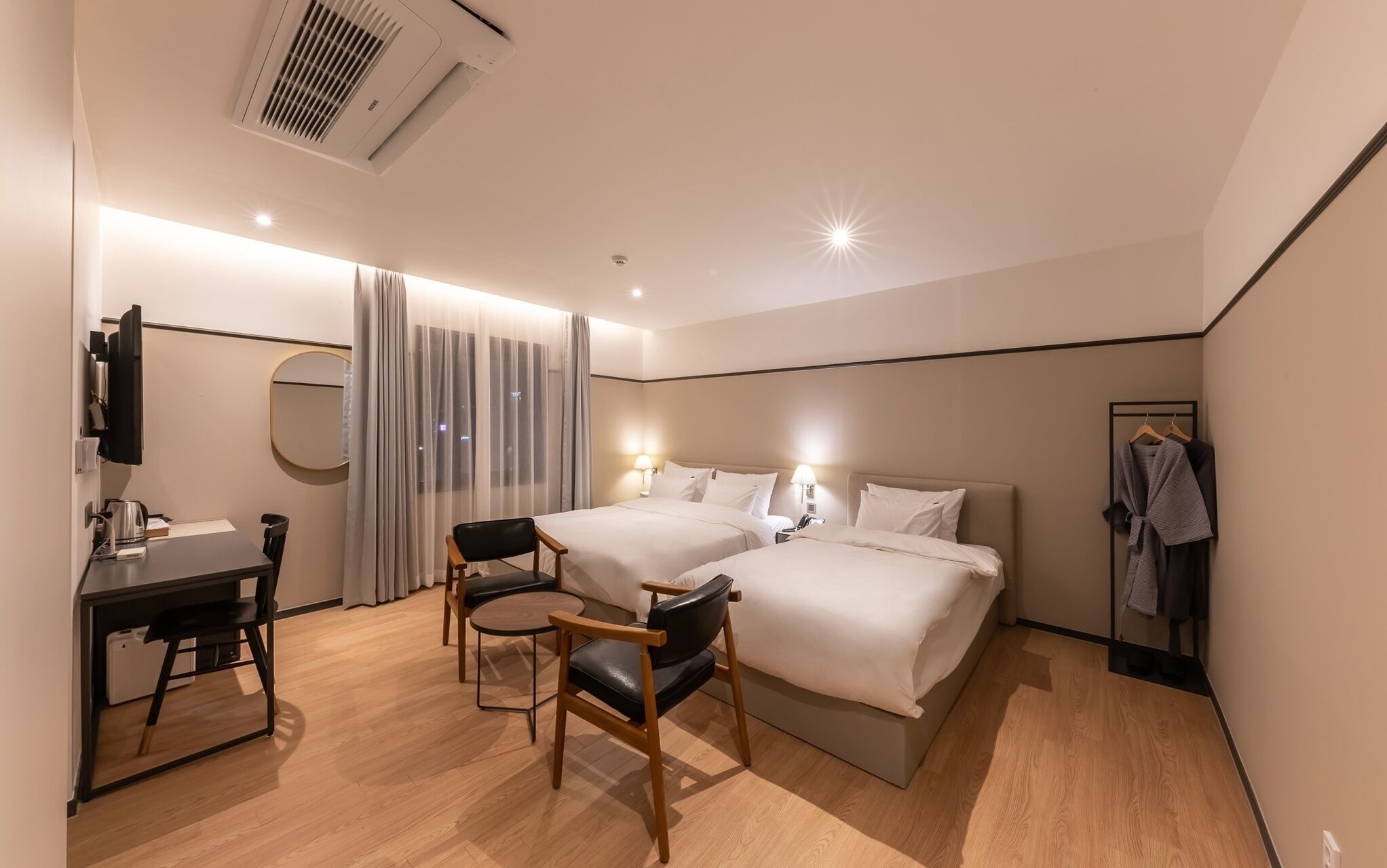 room (deluxe twin*2 breakfast free* (twin b) | 1 bedroom, free wifi, bed sheets