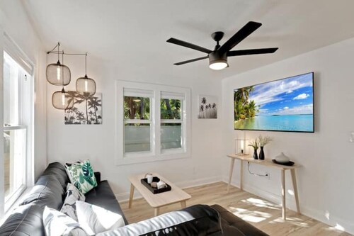 ModernTropic 2bd/1ba Near Beach w/ fence yard/deck