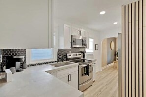 冰箱、微波炉、烤箱、炉灶