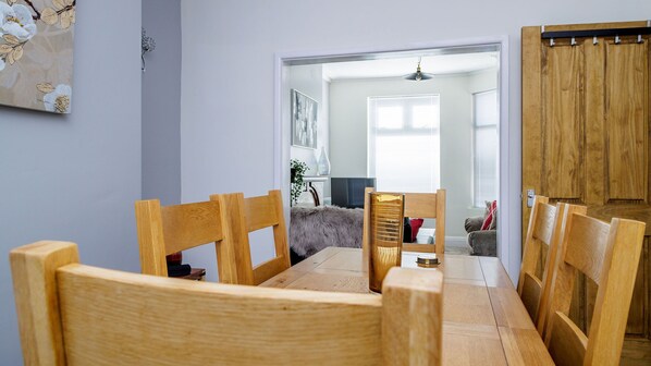 Casa familiar | Zona de estar | Una televisión de pantalla plana