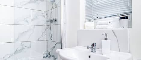 Familienhaus | Badezimmer | Duschwanne, Regendusche, Haartrockner, BademÀntel