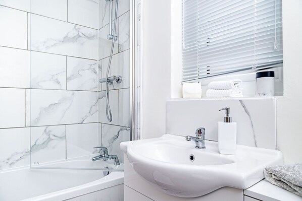 Casa familiar | Bany | Combinació de dutxa i banyera i capçal de dutxa tipus cascada 