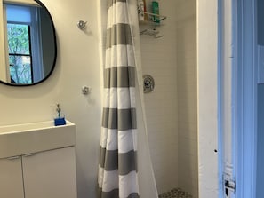 Ducha, secador de pelo, toallas, jabón
