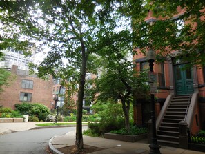 Exterior - Cozy, Adorable 1-bedroom apartment - in tourist area. Sleeps 4 (Boston)