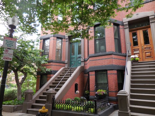 Cozy, Adorable 1-bedroom apartment - in tourist area.  Sleeps 4 