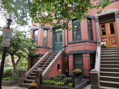 Cozy, Adorable 1-bedroom apartment - in tourist area.  Sleeps 4 