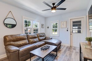 智能电视、壁炉、立体声音响