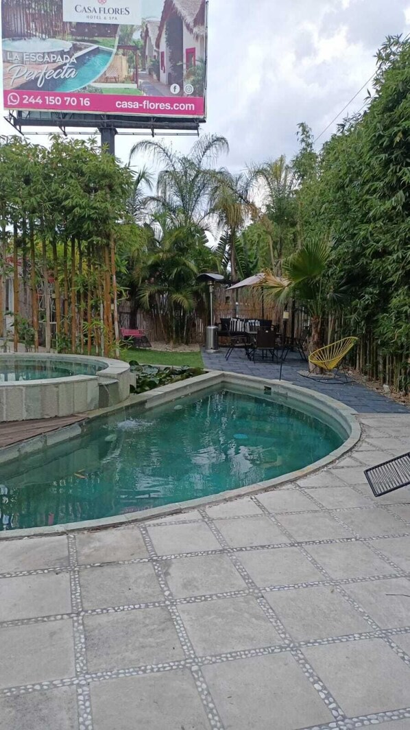 Outdoor pool, open 9:00 AM to 9:00 PM, pool umbrellas - HOTEL CASA DE LAS FLORES (Atlixco)