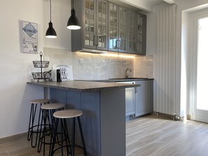 Kühlschrank, Mikrowelle, Ofen, Geschirrspüler