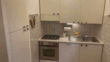 Frigorifero, microonde, forno, piano cottura