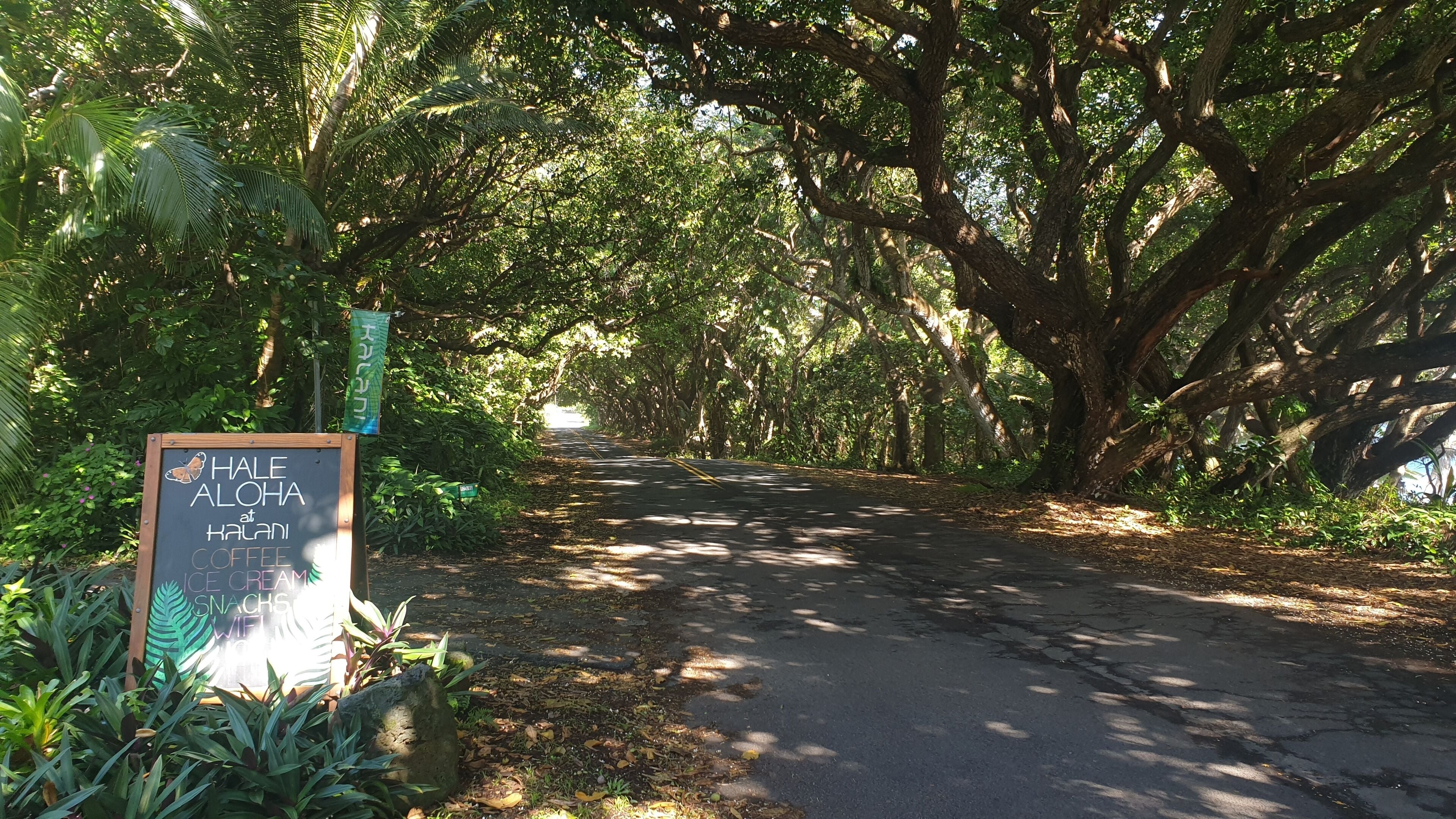 Letrero de Hale Aloha en Kalani, que ofrece café, helados, aperitivos y WiFi.