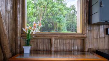 Habitación, varias camas, vista al océano, en el área del jardín | Wifi gratis y ropa de cama