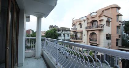 Deluxe AC Room w/ Balcony at Anamitra Guest House #1