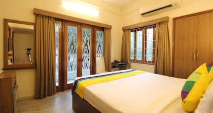 Deluxe AC Room w/ Balcony at Anamitra Guest House #1