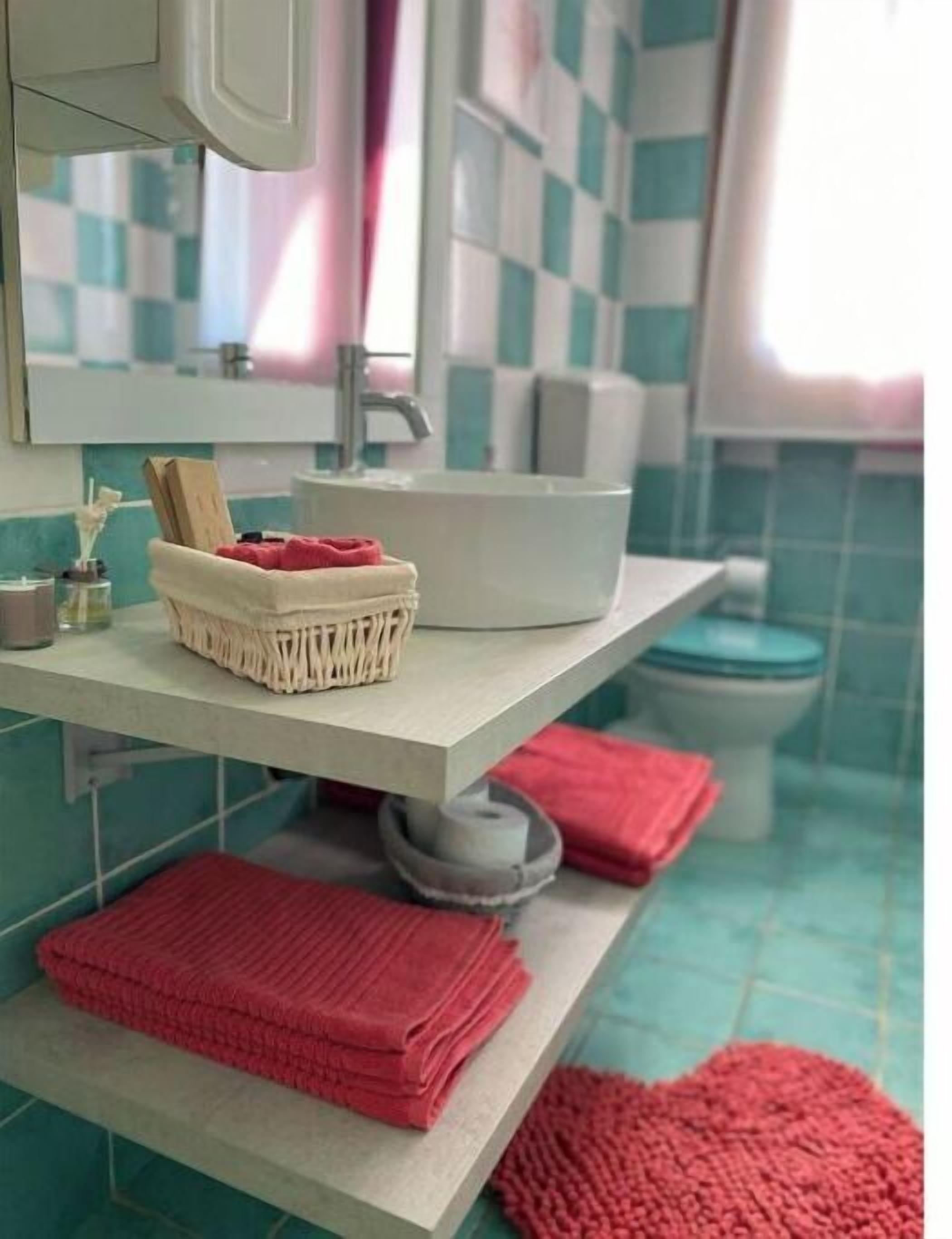 Baignoire, sèche-cheveux, serviettes fournies, savon