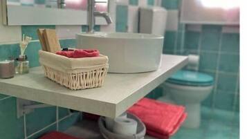 Baignoire, sĂšche-cheveux, serviettes fournies, savon