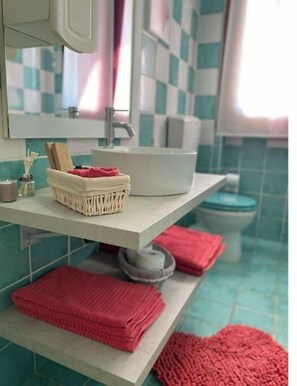 Een bad, een haardroger, handdoeken, zeep