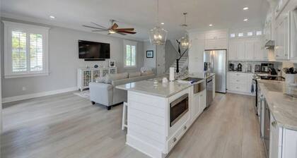 New Waterfront 3BR townhouse with boat dock and private heated pool!