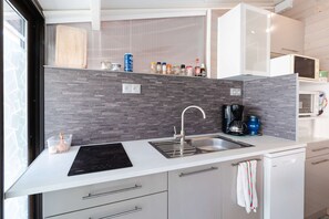 Fridge, microwave, dishwasher, cookware/dishes/utensils