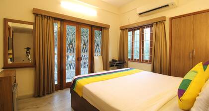 Deluxe AC Room w/ Balcony at Anamitra Guest House #3