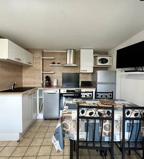 Kühlschrank, Mikrowelle, Ofen, Geschirrspüler