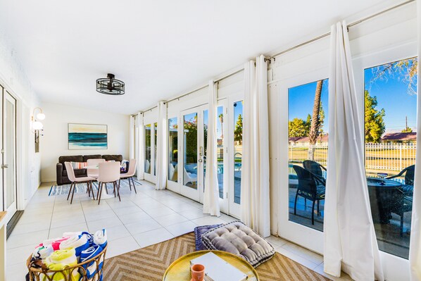 TV connectée, cheminée, lecteur de DVD, livres