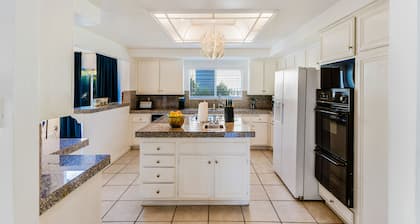 Beautiful Desert Pool House: Sun, Swim, Sip & Stay