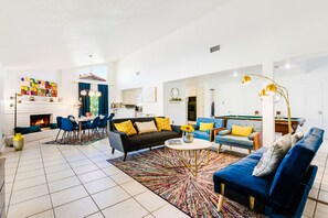 TV connectée, cheminée, lecteur de DVD, livres