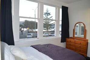 2 bedrooms, Internet, bed sheets - Beach house in Oriental Parade (Wellington)